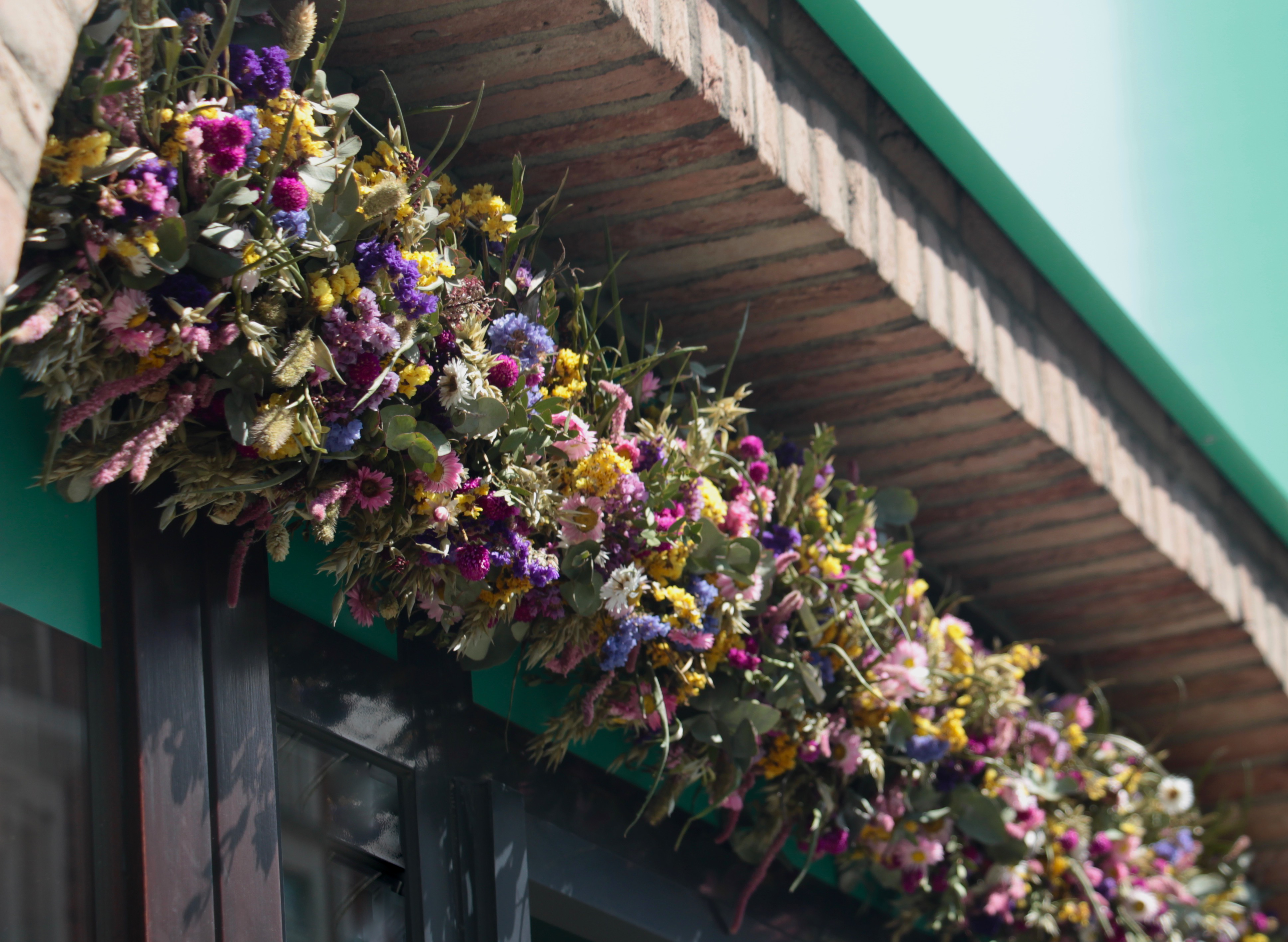 accueil - guirlande de fleurs séchées - © Caroline le conte créations - © Yuman Village Photo